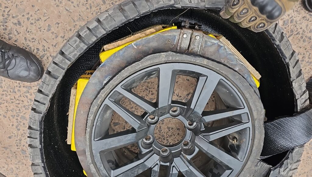 trasladaba_mas_de_51_kilos_de_cocaina_dentro_de_las_ruedas_de_una_camioneta_41