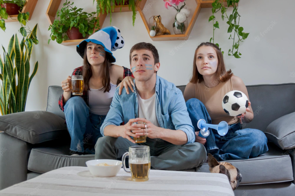 tres-jovenes-amigos-argentinos-concentracion-viendo-partido-su-seleccion-nacional-futbol_636333-23