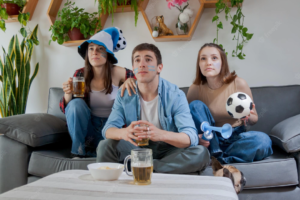 tres-jovenes-amigos-argentinos-concentracion-viendo-partido-su-seleccion-nacional-futbol_636333-23