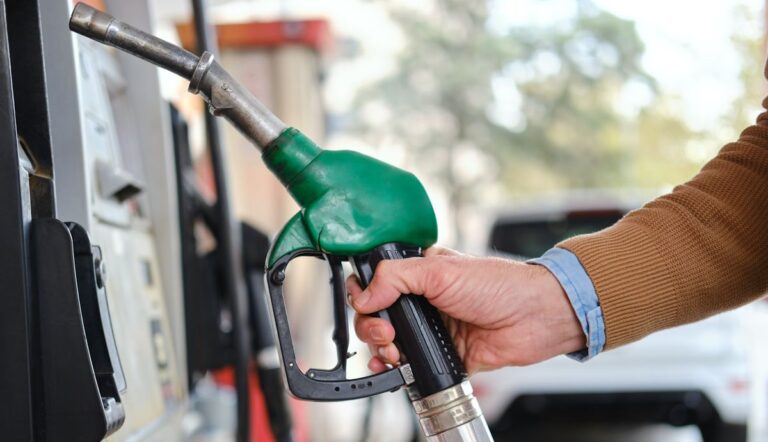 esta-es-la-fecha-en-la-que-se-abaratara-definitivamente-el-combustible-tras-la-caida-del-petroleo