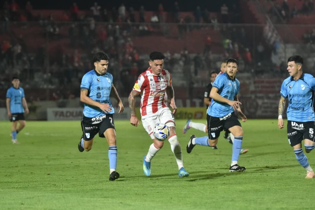 marcado-gabriel-carabajal-intenta-salir-presion-varios-futbolistas-temperley-lograron-neutralizar-al-conductor-san-martin-1147034-221020
