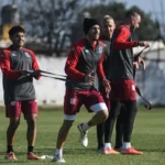 1200x799_puesta-a-punto-alan-cisnero-nahuel-gallardo-realizan-ejercicio-resistencia-mientras-nicolas-ferreyra-diego-diellos-trabajan-misma-rutina-durante-entrenamiento-1151776-195414