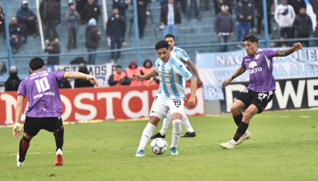 volvi-a-ser-clave-leonel-vega-se-lleva-pelota-empate-contra-instituto-tucumano-fue-determinante-recuperacion-medio-campo-1150831-204525