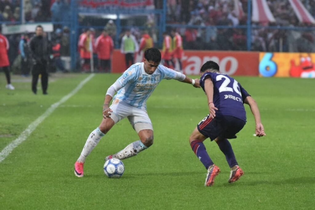 atletico-tucuman-river-se-enfrentan-jose-fierro-bajo-lluvia-1153717-183828