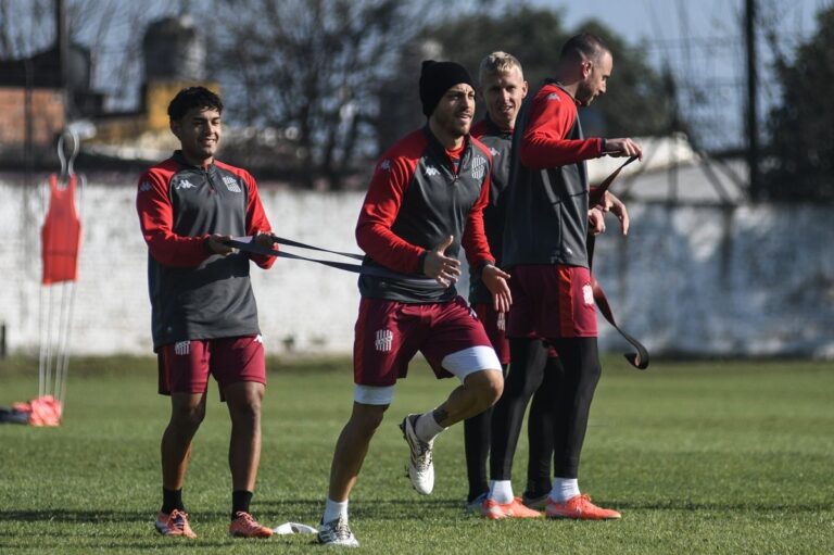 puesta-a-punto-alan-cisnero-nahuel-gallardo-realizan-ejercicio-resistencia-mientras-nicolas-ferreyra-diego-diellos-trabajan-misma-rutina-durante-entrenamiento-1151776-195414